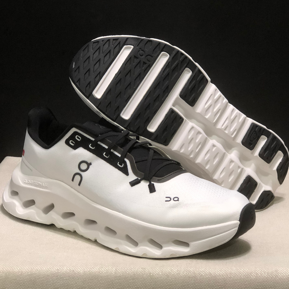 Basket ON Running Cloudtilt Noir Blanc — Chaussure Sport CloudTec