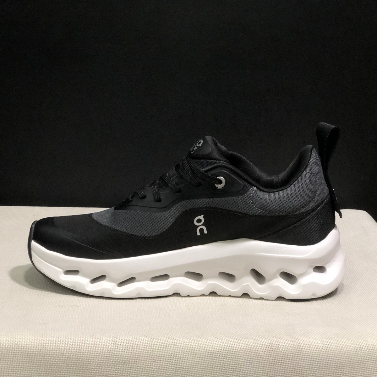 Sneaker Loewe x ON Cloudtilt Noir Blanc — Chaussure Luxe Running