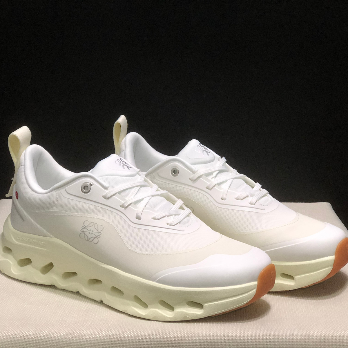 Sneaker Loewe x ON Cloudtilt Blanc Crème — Chaussure Luxe Running