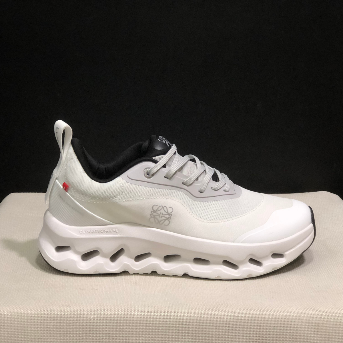 Sneaker Loewe x ON Cloudtilt Blanc Noir — Chaussure Luxe Running