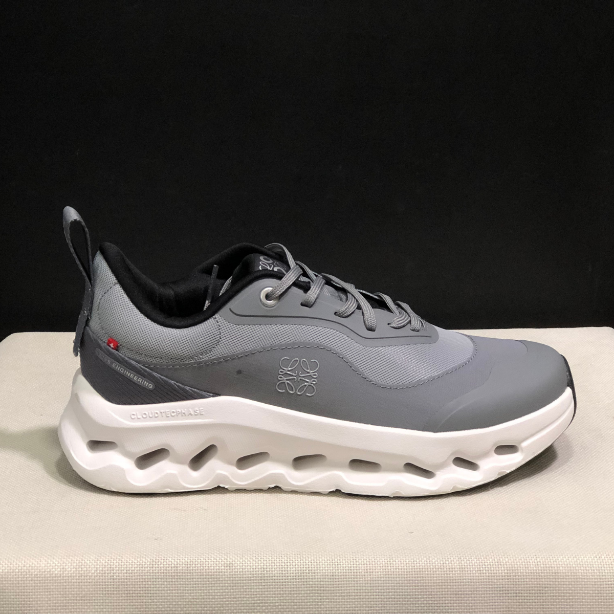 Sneaker Loewe x ON Cloudtilt Gris — Chaussure Luxe Running