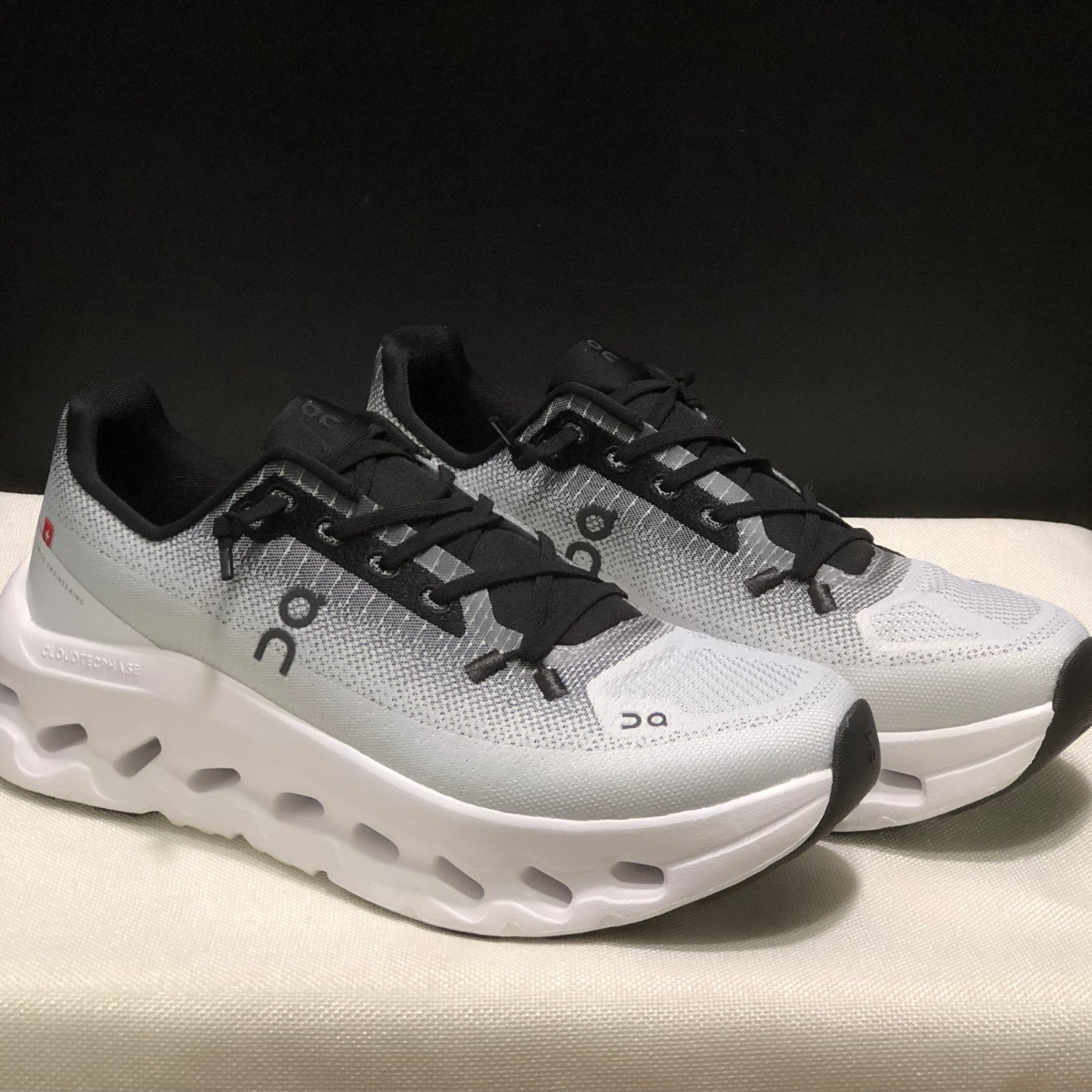 Basket ON Running Cloudtilt Noir Ivoire — Chaussure Sport CloudTec