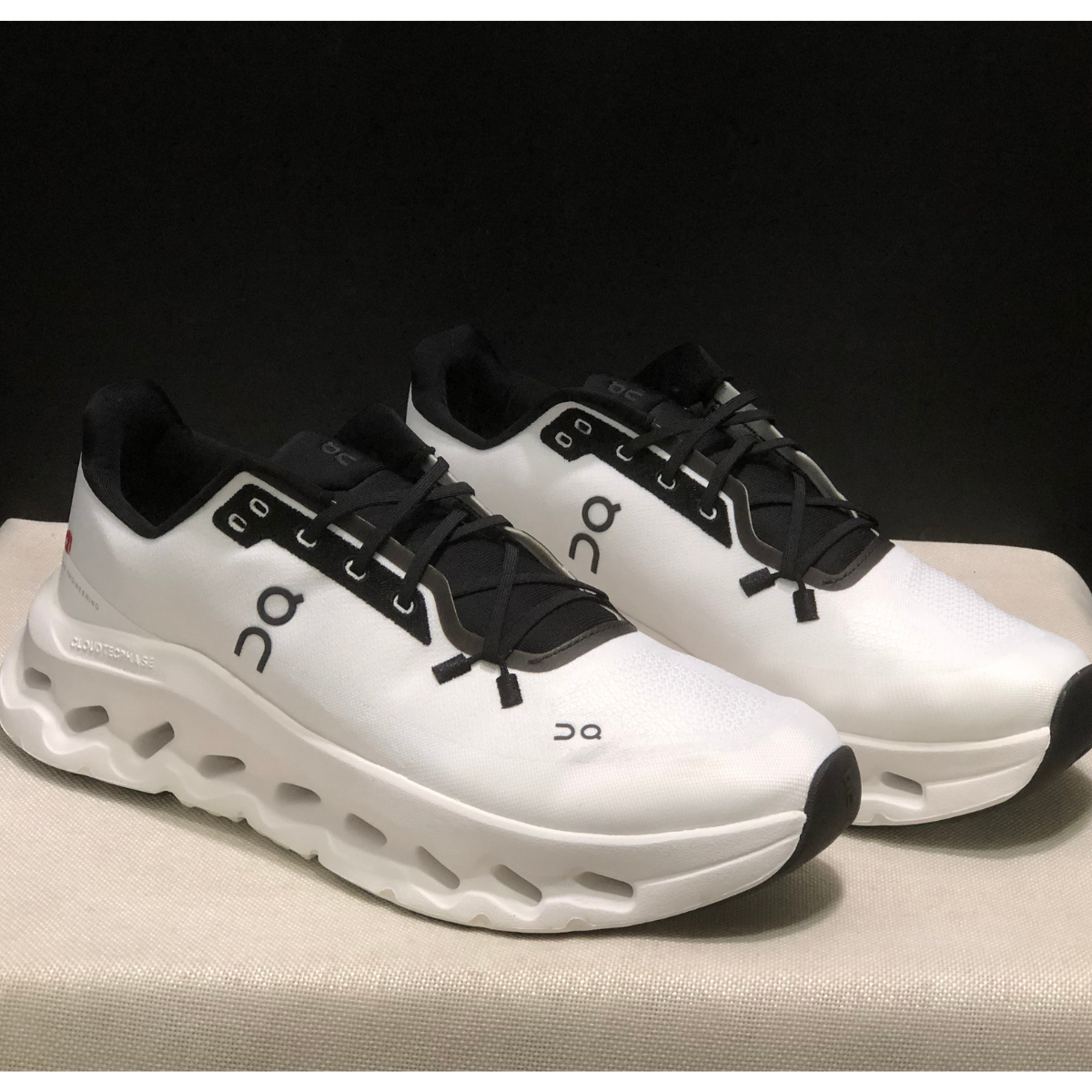 Basket ON Running Cloudtilt Noir Blanc — Chaussure Sport CloudTec