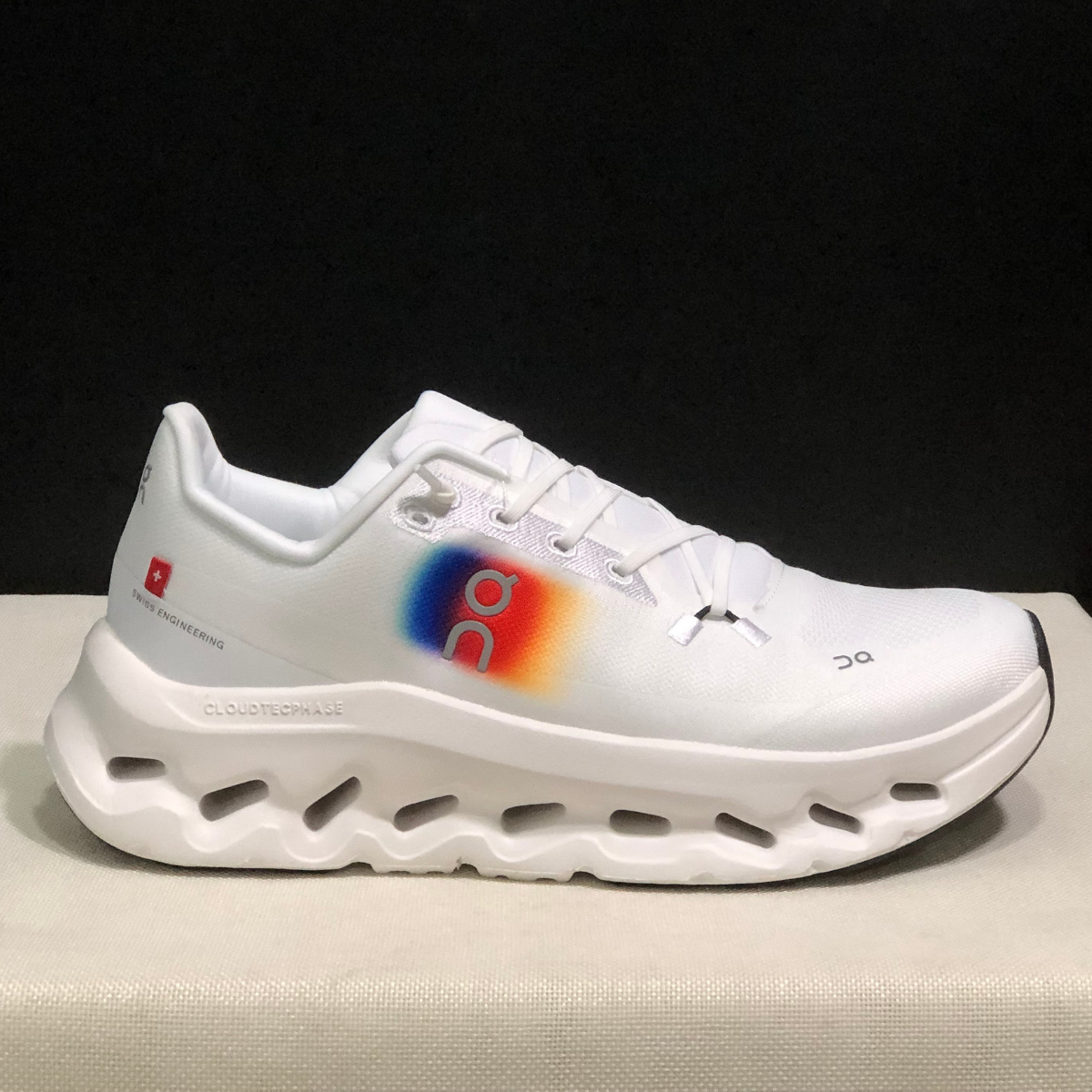 Basket ON Running Cloudtilt White Tag — Chaussure Sport CloudTec