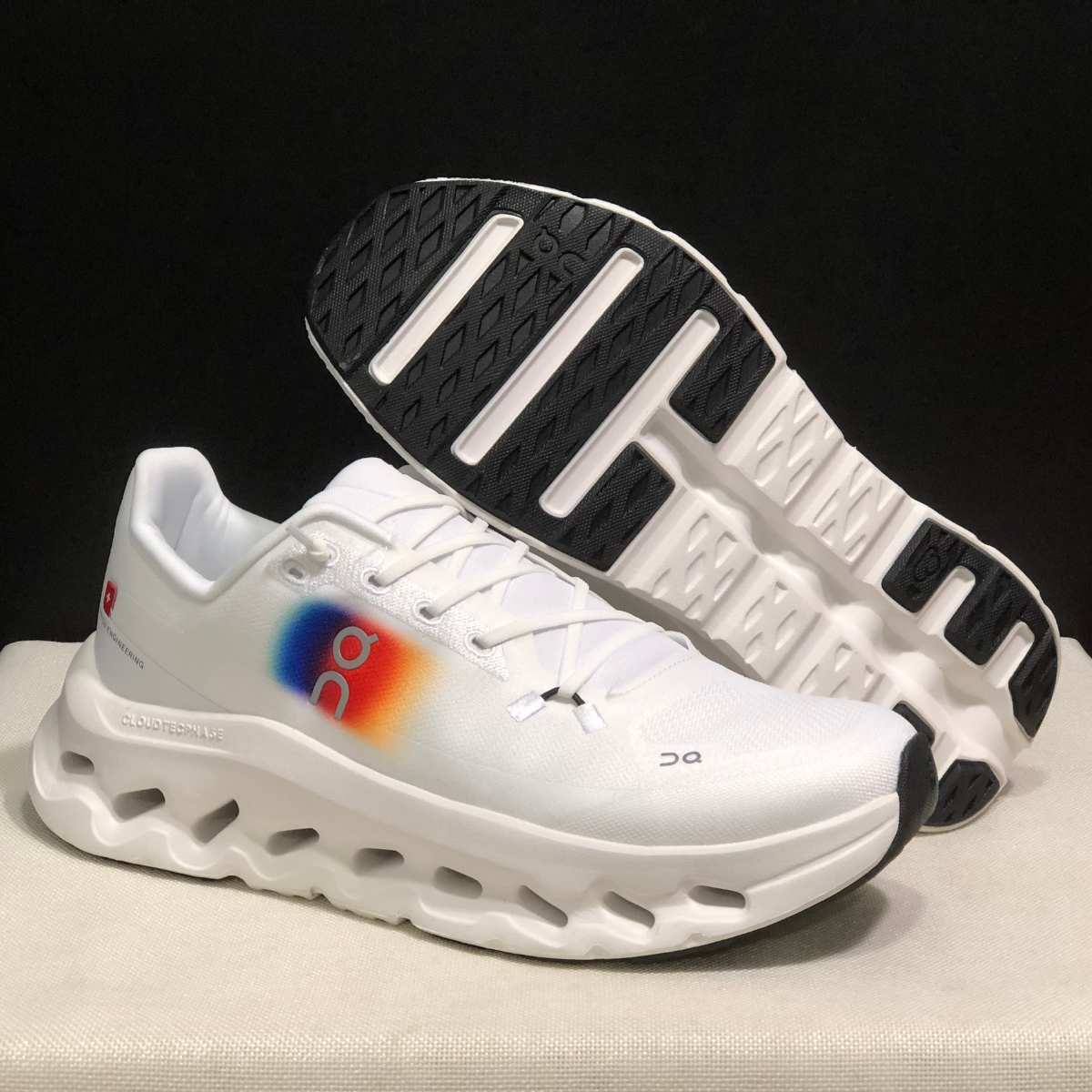 Basket ON Running Cloudtilt White Tag — Chaussure Sport CloudTec