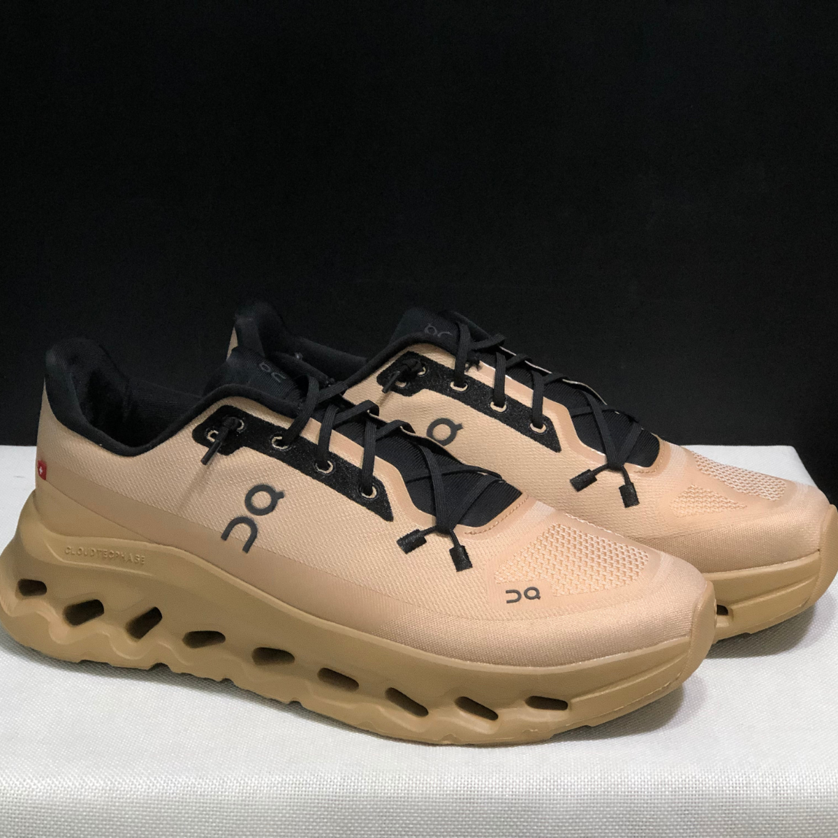 Basket ON Running Cloudtilt Biscuit — Chaussure Sport CloudTec