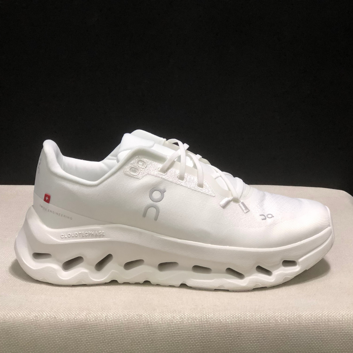 Basket ON Running Cloudtilt Snow — Chaussure Sport CloudTec