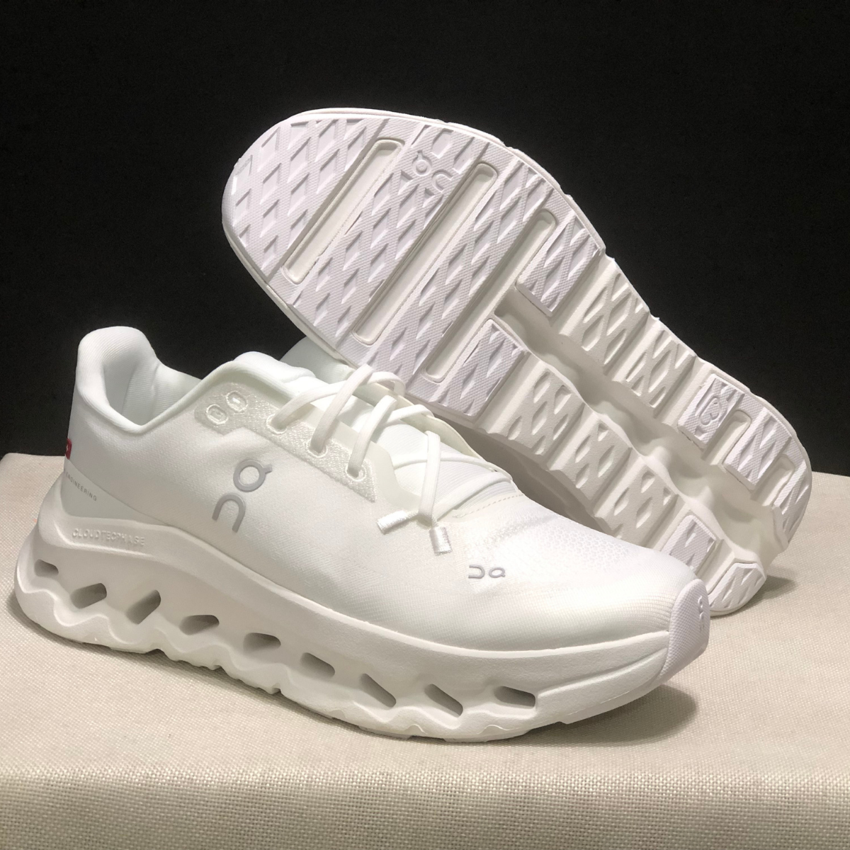 Basket ON Running Cloudtilt Snow — Chaussure Sport CloudTec