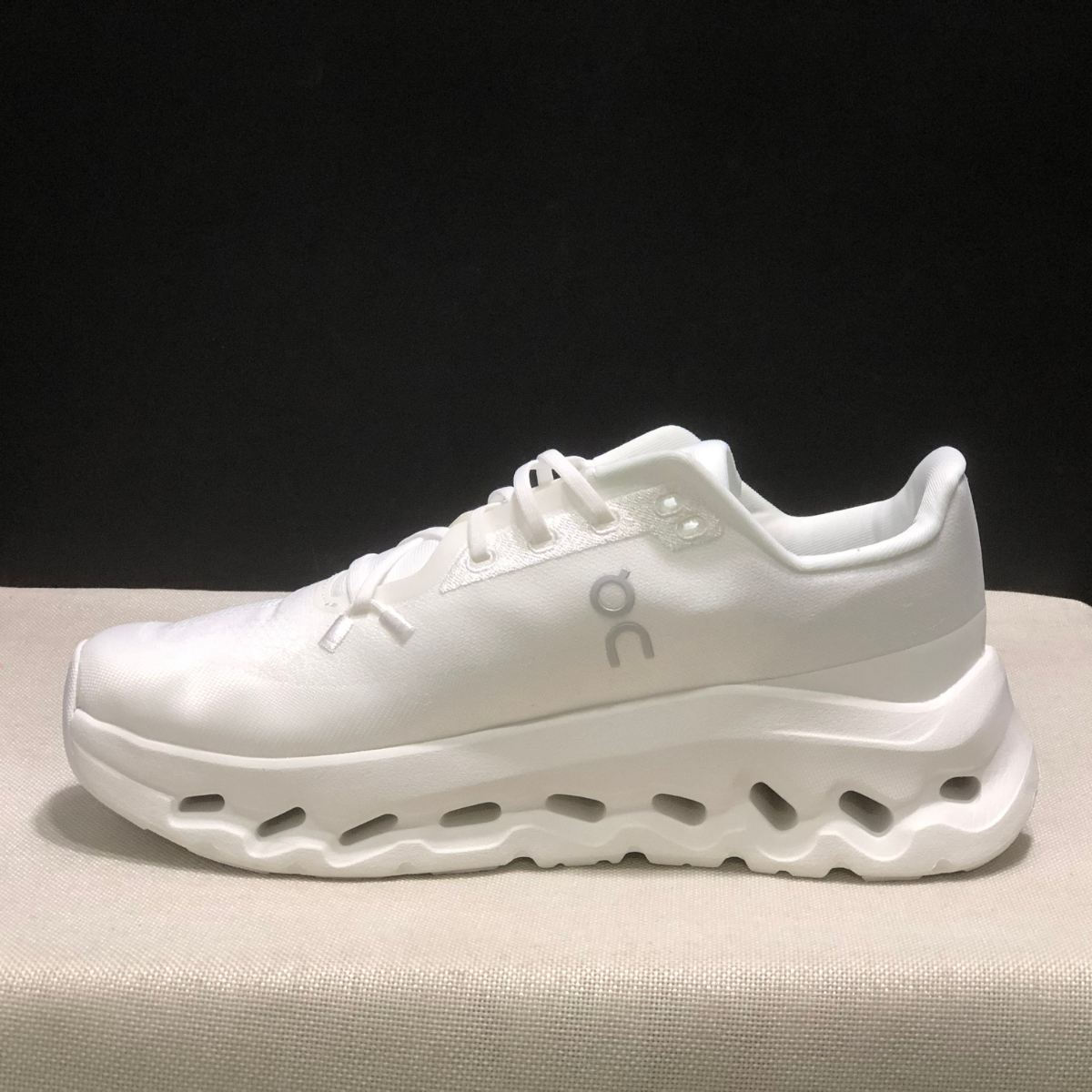 Basket ON Running Cloudtilt Snow — Chaussure Sport CloudTec
