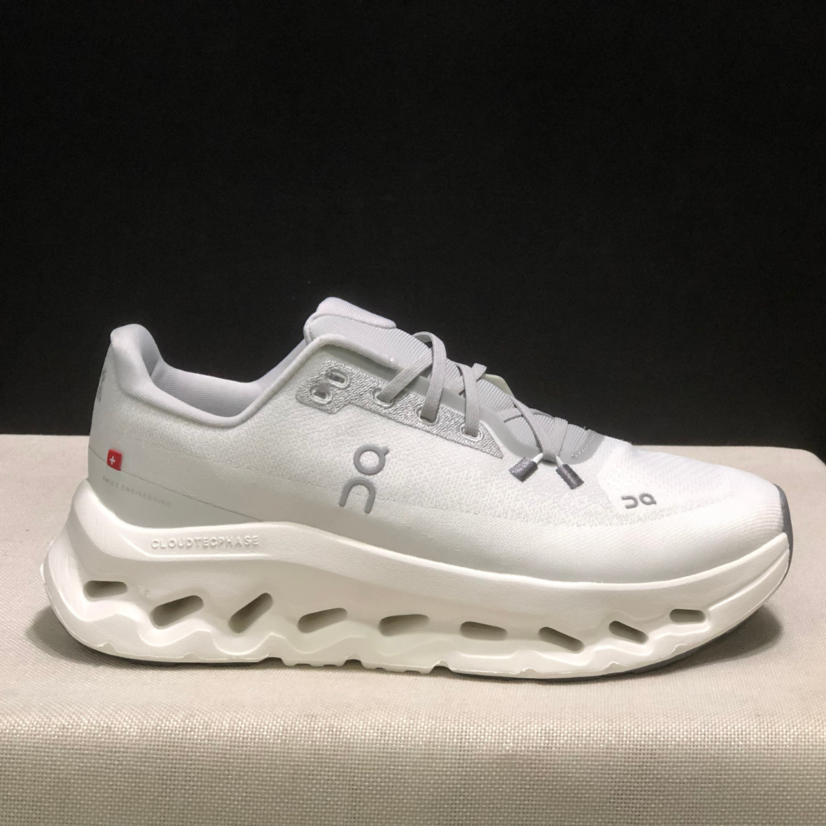 Basket ON Running Cloudtilt Light Grey — Chaussure Sport CloudTec