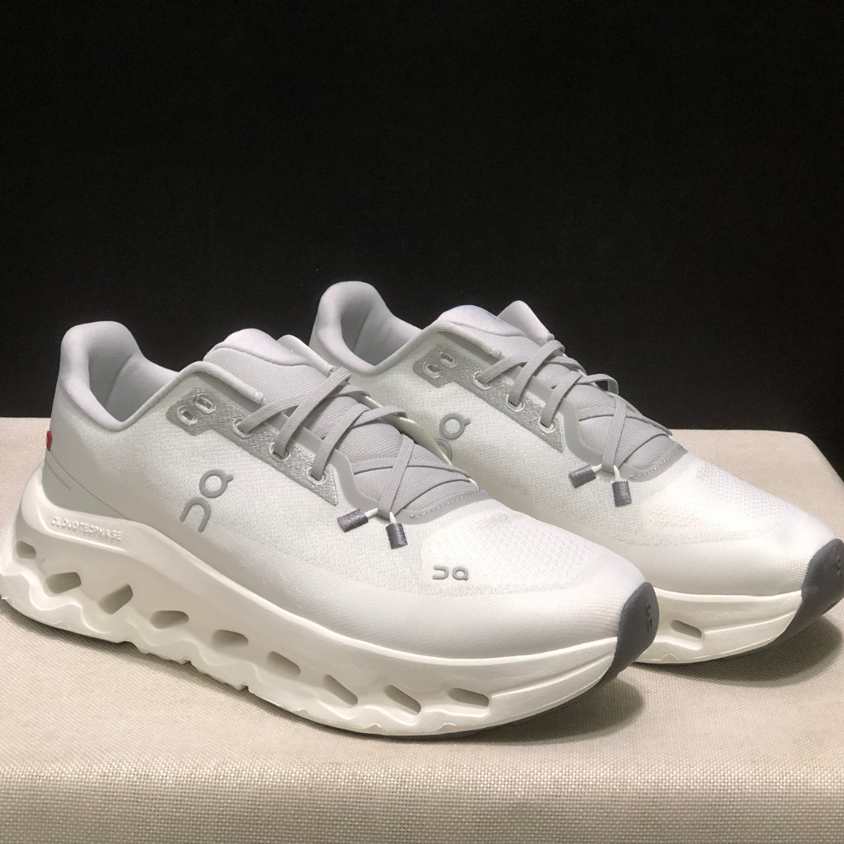 Basket ON Running Cloudtilt Light Grey — Chaussure Sport CloudTec