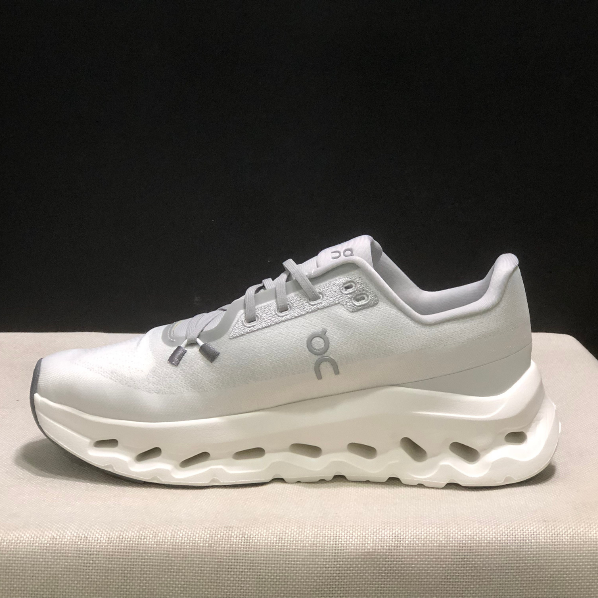 Basket ON Running Cloudtilt Light Grey — Chaussure Sport CloudTec