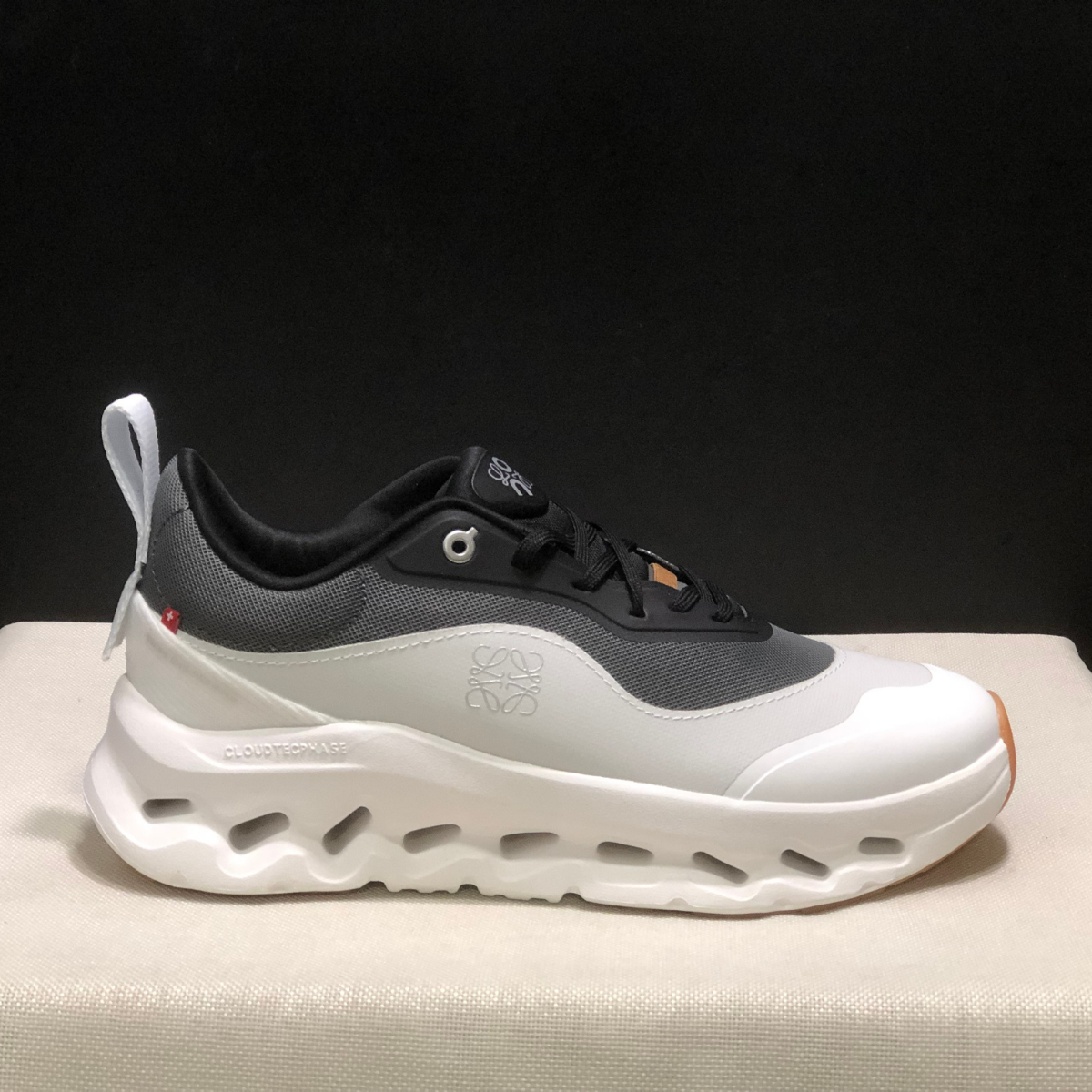 Sneaker Loewe x ON Cloudtilt Gris Blanc — Chaussure Luxe Running