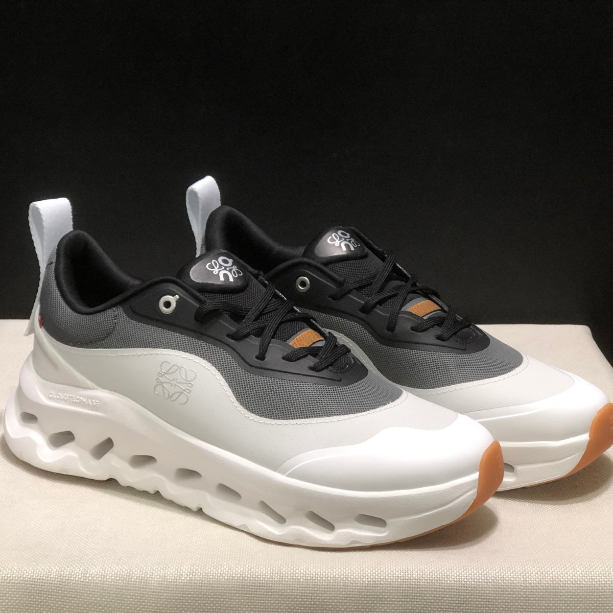 Sneaker Loewe x ON Cloudtilt Gris Blanc — Chaussure Luxe Running